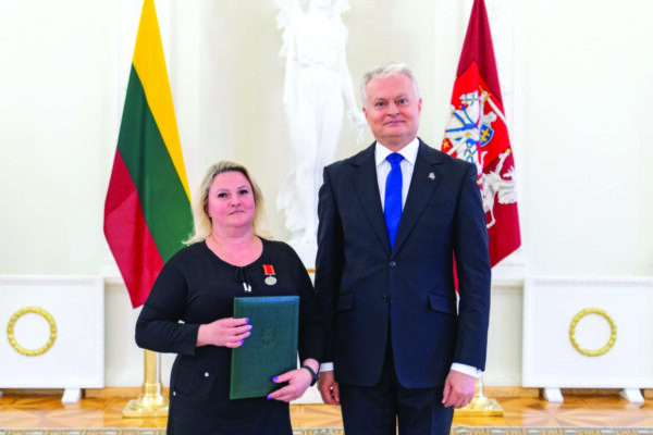 Roberto DAČKAUS (Prezidentūros kanceliarija) nuotr. Motinos dienos proga prezidentas Gitanas Nausėda kybartietę Žanetą Burdulienę apdovanojo ordino „Už nuopelnus Lietuvai“ medaliu.